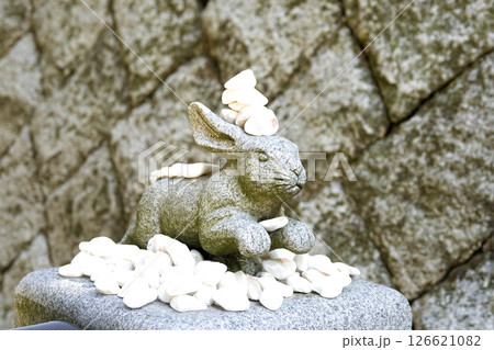 鳥取県 白兎神社の参道で出迎えてくれた兎の石彫 126621082