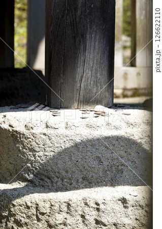 鳥取県 白兎神社の本殿を支える土台石に菊の彫刻が施されている菊座石 鳥取県 白兎神社の本殿を支える土台石に菊の彫刻が施されている菊座石 126622110