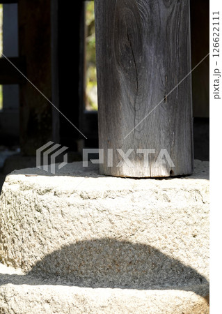 鳥取県 白兎神社の本殿を支える土台石に菊の彫刻が施されている菊座石 126622111