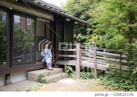 古民家の縁側でくつろぐ浴衣姿の女性　見上げる眺めるイメージ 126622130