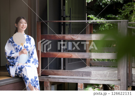 古民家の縁側でくつろぐ浴衣姿の女性　見上げる眺めるイメージ 126622131