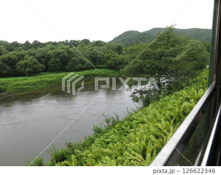 くしろ湿原ノロッコ号の展望車から見た釧路湿原の釧路川（細岡駅～塘路駅間） 126622346