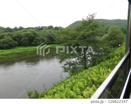 くしろ湿原ノロッコ号の展望車から見た釧路湿原の釧路川（細岡駅～塘路駅間） 126622347