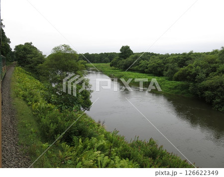 くしろ湿原ノロッコ号の展望車から見た釧路湿原の釧路川(塘路駅~細岡駅間) くしろ湿原ノロッコ号の展望車から見た釧路湿原の釧路川(塘路駅~細岡駅間) 126622349
