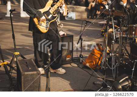 路上ライブ　ストリートライブ　エレキベースを演奏する男性　顔無し　夕方 126622570