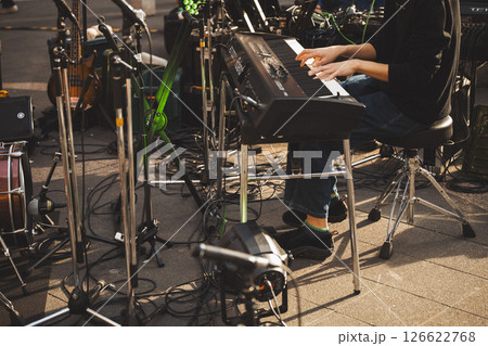 路上ライブ ストリートライブ キーボードを弾く男性の手元 顔無し 路上ライブ ストリートライブ キーボードを弾く男性の手元 顔無し 126622768