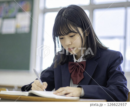 静かな集中力|教室で学びに向き合う女子高校生 静かな集中力|教室で学びに向き合う女子高校生 126622937