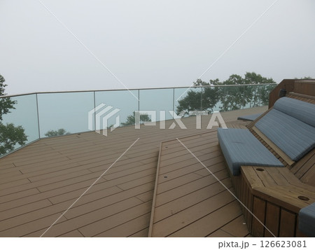 摩周湖カムイテラス（摩周湖第一展望台）の屋上テラスと霧の摩周湖 126623081