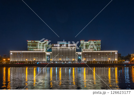 Night view of the Ministry of Defence of Russian Federation, and Moscow river embankment 126623177