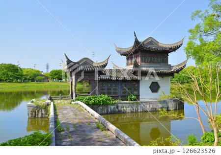 池の中に建つ中国風建築物（大阪・鶴見緑地公園） 126623526