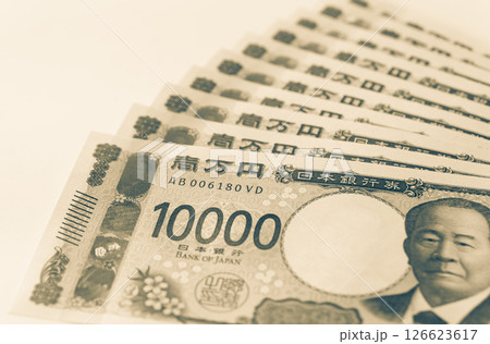 10万円の現金　一万円札紙幣　経済対策の給付　新紙幣 126623617