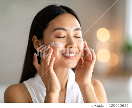 目を閉じ顔全体に潤いを与える女性のスキンケアイメージ 目を閉じ顔全体に潤いを与える女性のスキンケアイメージ 126623635