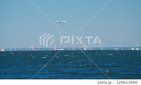 冬晴れの城南島海浜公園から望む羽田空港D滑走路へ着陸体制に入った旅客機 冬晴れの城南島海浜公園から望む羽田空港D滑走路へ着陸体制に入った旅客機 126623666