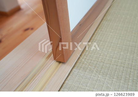 和室の襖の敷居溝のアップ 126623989