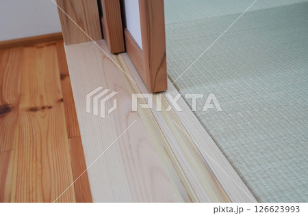 和室の襖の敷居溝のアップ 126623993