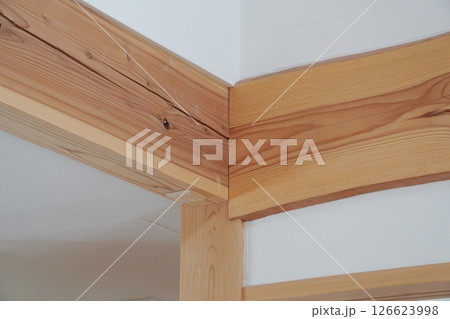リビングにある太い梁の木材 126623998