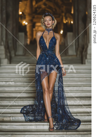 ドレスで階段を歩くエレガントな女性 ドレスで階段を歩くエレガントな女性 126624385