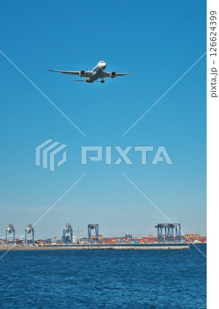 冬 快晴の城南島海浜公園から望む羽田空港へ着陸に向かうANA旅客機 冬 快晴の城南島海浜公園から望む羽田空港へ着陸に向かうANA旅客機 126624399