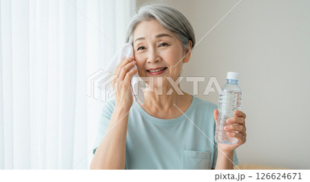 水分補給する高齢女性の熱中症予防素材 水分補給する高齢女性の熱中症予防素材 126624671