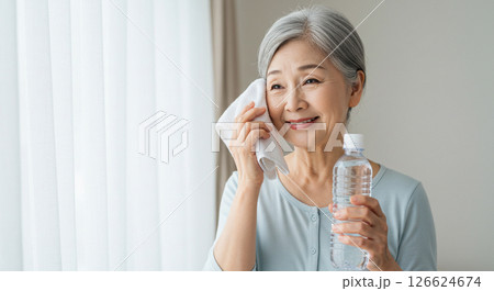 水分補給する高齢女性の熱中症予防素材 水分補給する高齢女性の熱中症予防素材 126624674