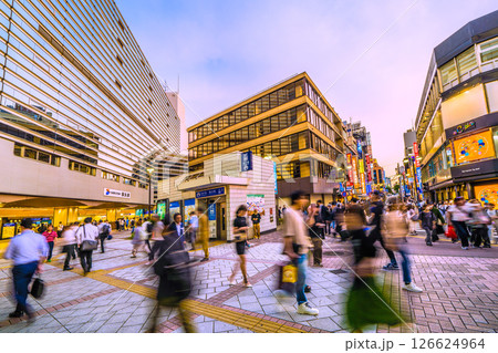 日本の横浜都市景観 相鉄横浜駅や横浜市営地下鉄横浜駅、パルナードSTなどを望む 日本の横浜都市景観 相鉄横浜駅や横浜市営地下鉄横浜駅、パルナードSTなどを望む 126624964
