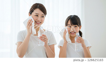 親子で熱中症対策をする夏の風景 126625183