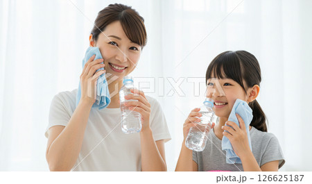 親子で熱中症対策をする夏の風景 126625187