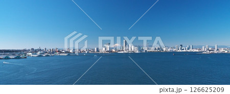 冬 快晴の横浜港 ベイブリッジから望む みなとみらいと富士山 パノラマ 冬 快晴の横浜港 ベイブリッジから望む みなとみらいと富士山 パノラマ 126625209