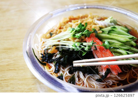 夏メニュー　冷やしたぬき蕎麦始めました 126625897
