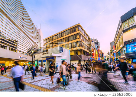 日本の横浜都市景観 相鉄横浜駅や横浜市営地下鉄横浜駅、パルナードSTなどを望む 日本の横浜都市景観 相鉄横浜駅や横浜市営地下鉄横浜駅、パルナードSTなどを望む 126626006