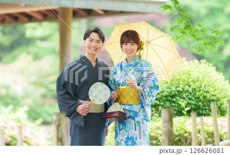 浴衣で日本庭園を散歩する浴衣カップル 浴衣で日本庭園を散歩する浴衣カップル 126626081