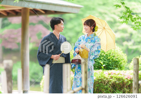 浴衣で日本庭園を散歩する浴衣カップル 126626091