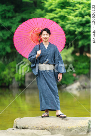 着流しを着て蛇目傘を持つ男性 126626132