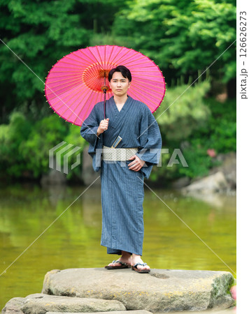 着流しを着て蛇目傘を持つ男性 126626273