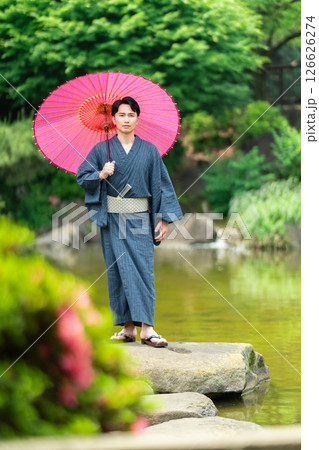 着流しを着て蛇目傘を持つ男性 着流しを着て蛇目傘を持つ男性 126626274