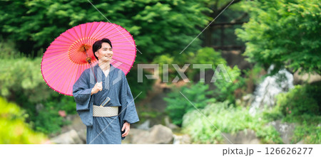 着流しを着て蛇目傘を持つ男性 126626277