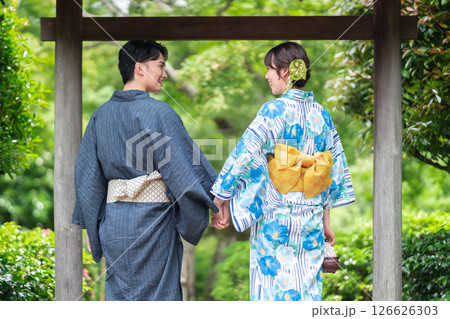 日本庭園を散歩する浴衣のカップル 日本庭園を散歩する浴衣のカップル 126626303