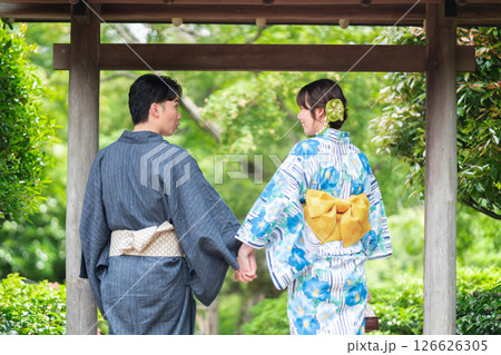 日本庭園を散歩する浴衣のカップル 126626305