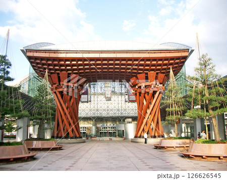 金沢駅東口の鼓門（石川県金沢市） 126626545