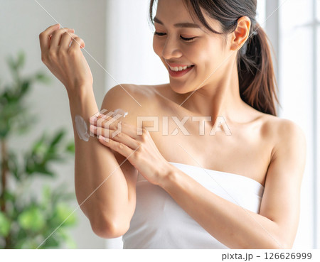 腕に潤いを与える女性のスキンケアイメージ 126626999