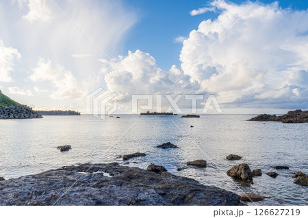 夕方の美しい南の島の海岸 126627219
