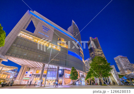 日本の東京都市景観 桜木町駅前の横浜ランドマークタワーやヒューリックみなとみらいなどを望む 126628033