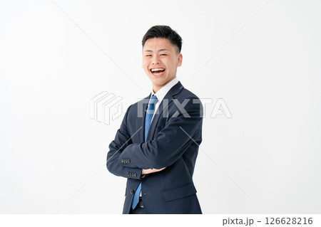 若い男性　ビジネス　腕組み 126628216