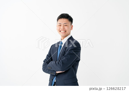 若い男性　ビジネス　腕組み 126628217