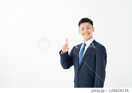 若い男性　ビジネス　指差し 126628234