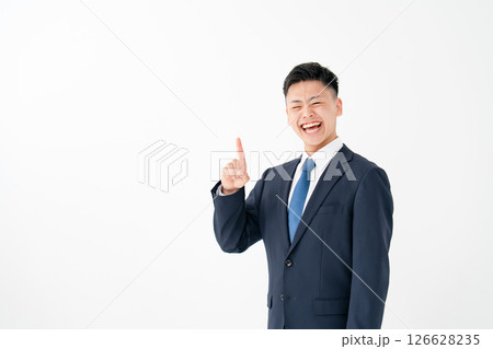 若い男性　ビジネス　指差し 126628235