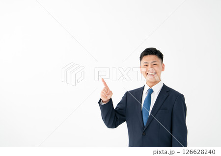 若い男性　ビジネス　指差し 126628240