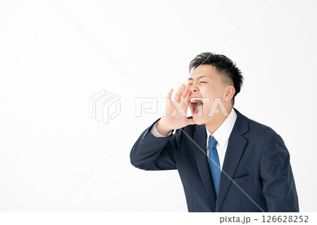 若い男性　ビジネス　叫ぶ 126628252