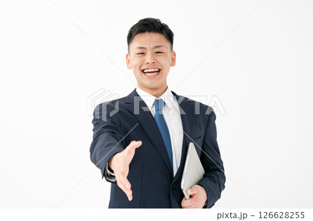 若い男性 ビジネス 握手 若い男性 ビジネス 握手 126628255