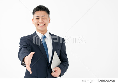 若い男性　ビジネス　握手 126628256